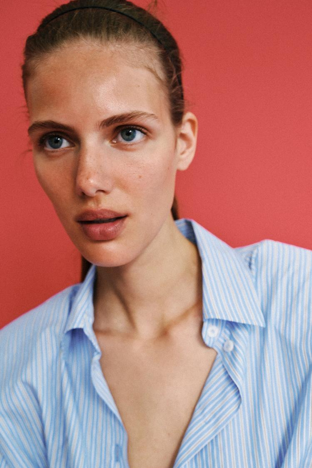 ZARA РУБАШКА ИЗ ПОПЛИНА В ПОЛОСКУ С ПОДПЛЕЧНИКАМИ, СИНИЙ/БЕЛЫЙ