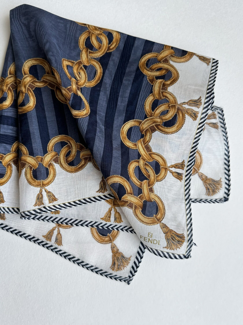 Платок синий с белым кантом и цепями Fendi