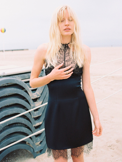 Платье мини из кружева с горловиной халтер