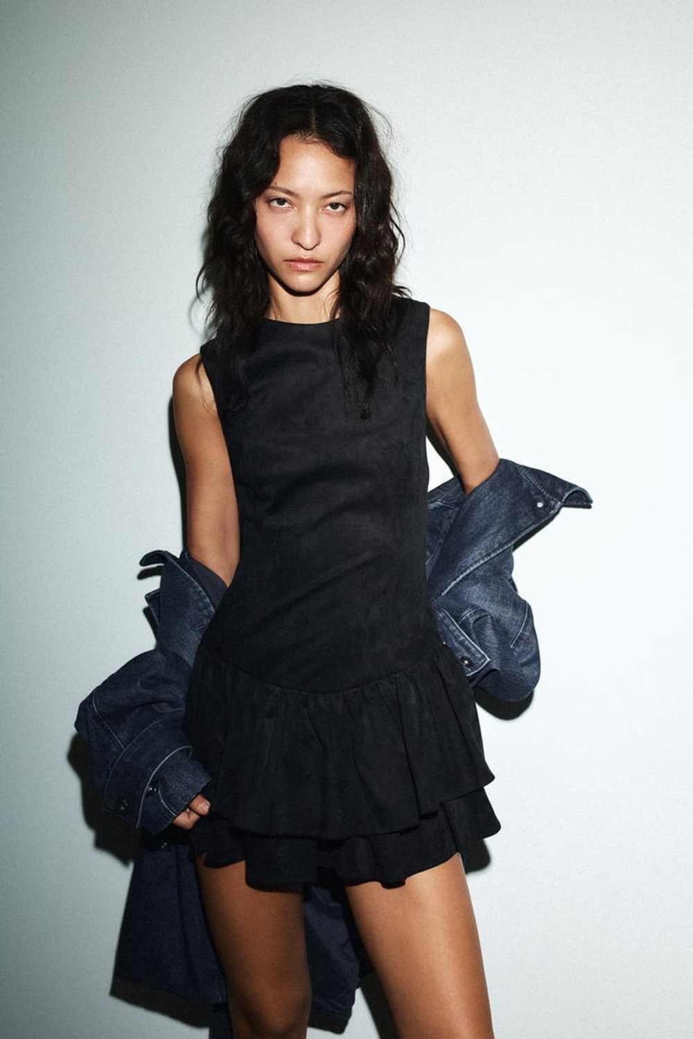 ZARA КОРОТКОЕ ПЛАТЬЕ ИЗ ИСКУССТВЕННОЙ ЗАМШИ С ВОЛАНАМИ, ЧЕРНЫЙ