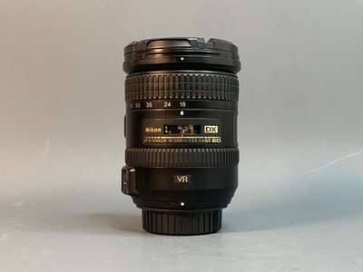 Nikon 18-200mm 3.5-5.6G ED AF-S VR II DX царапка на линзе