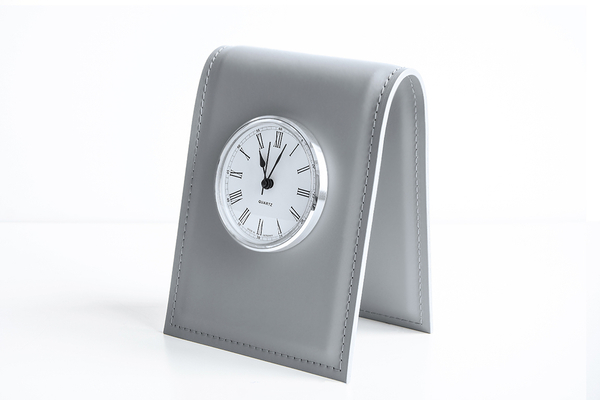 ЧАСЫ на подставке из кожи цвет СЕРЫЙ