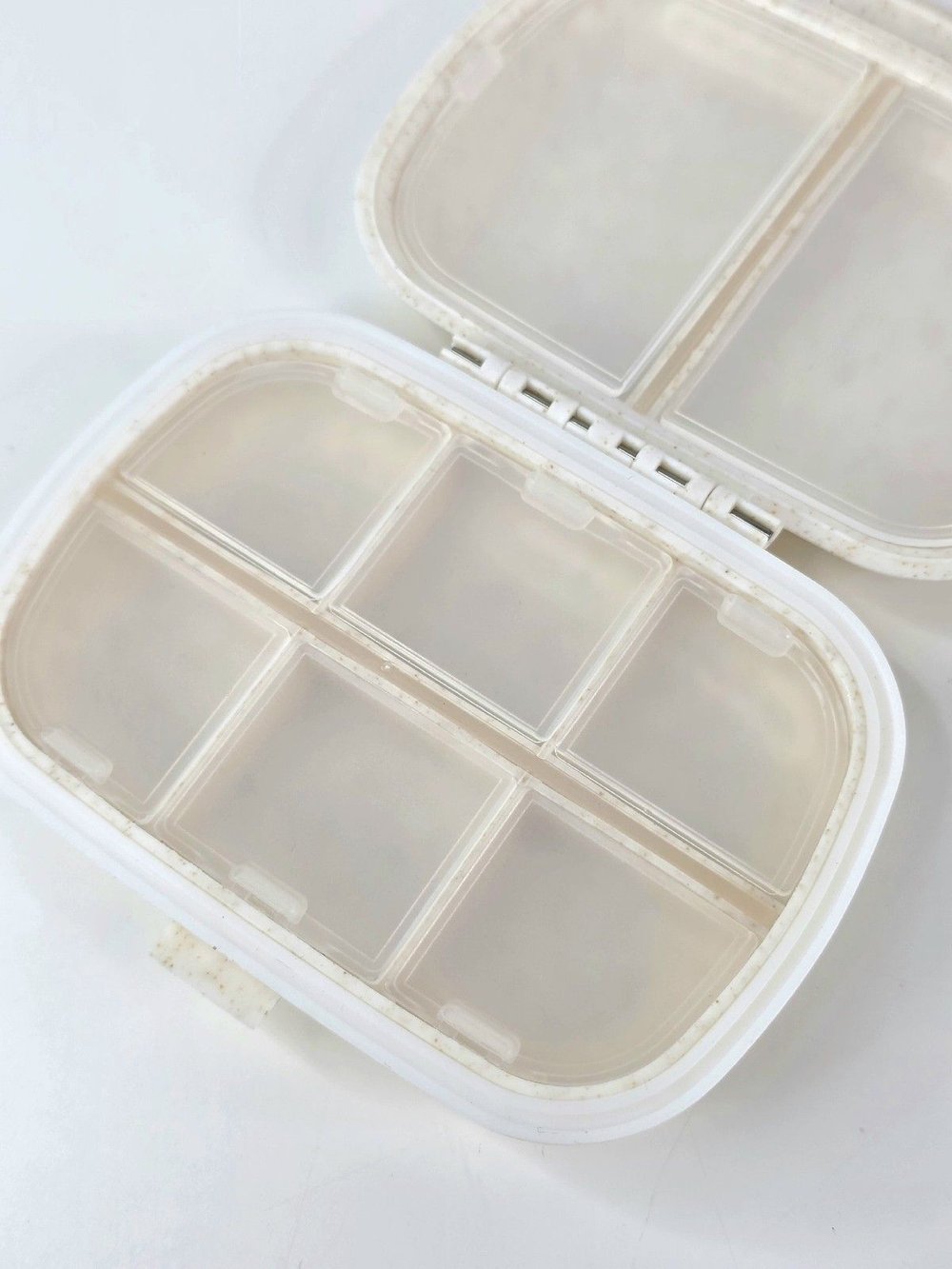 Таблетница маленькая карманная с собой на день 8 ячеек, Белая (М11-097)