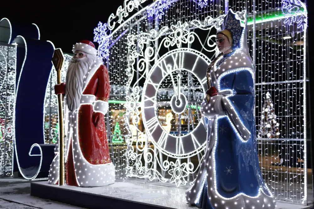 Композиция фигур "Дед Мороз и Снегурочка" и световое панно с часами
