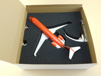 Модель самолета CRJ-200 (М1:72, РусЛайн - red)