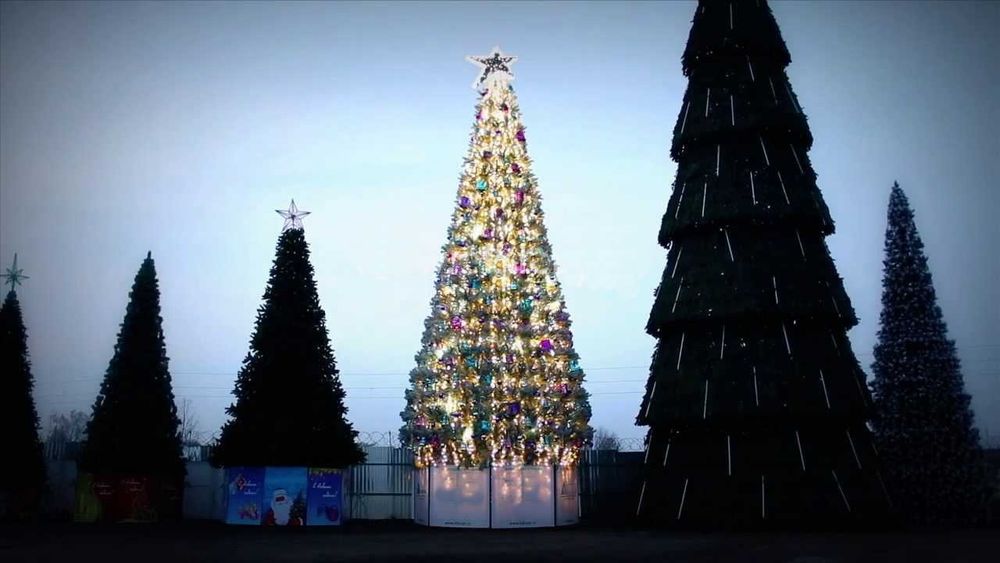 Уличная елка каркасная "Уральская изумрудная" (пвх бело-зелёная) 21 м