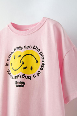 ZARA ФУТБОЛКА С ПРИНТОМ «SMILEYWORLD ®», РОЗОВЫЙ
