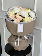 Авторский букет из хризантемы, кустовой пионовидной розы, ранункулюса и диантусов