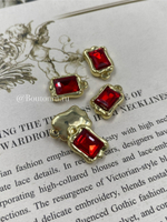 Подвеска красный квадратный страз в золотистом обрамлении