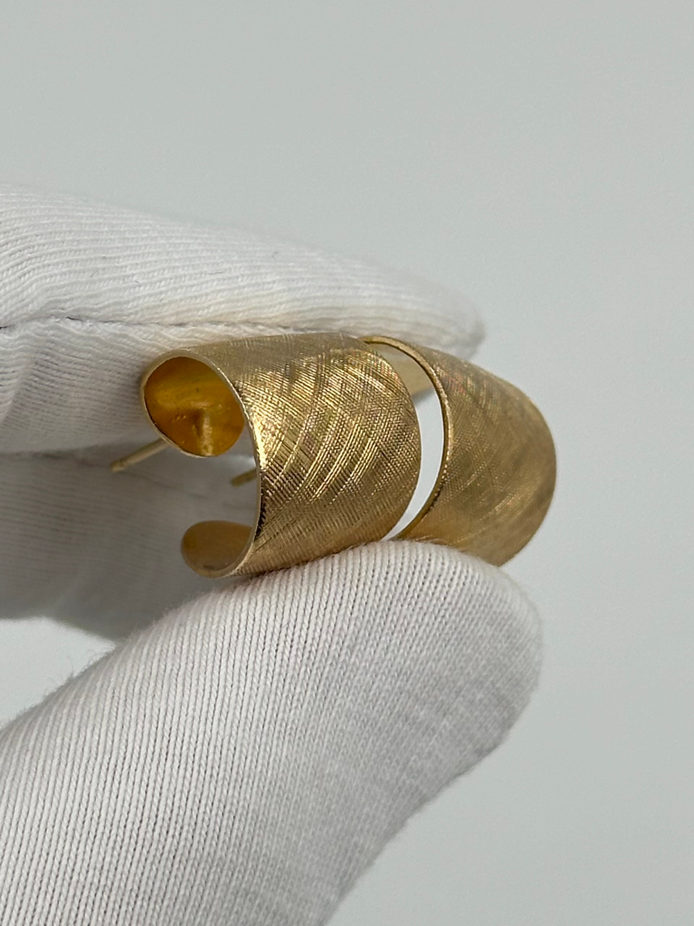 Серьги кольца с брашировкой