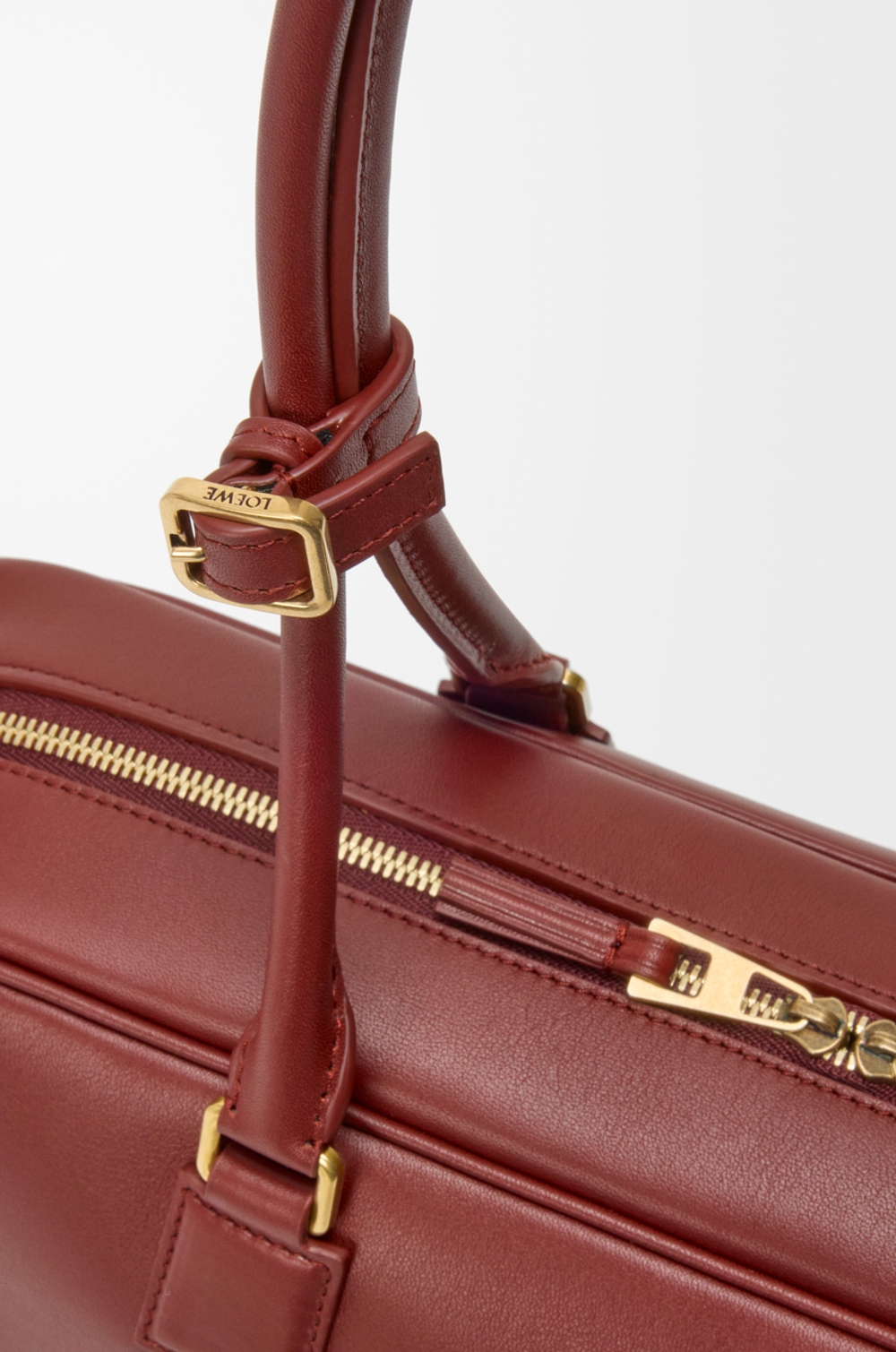Loewe Укороченная сумка Amazona 31 из блестящей телячьей кожи, красное дерево