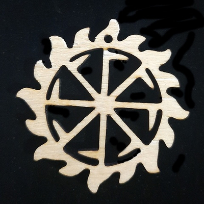 Славянский деревянный оберег Коловрат. Цвет Натуральное дерево. Материал береза. Диаметр 5 см. Шнурок 50 см