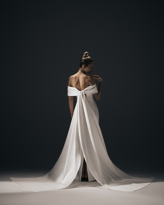 Платье макси из атласа корсетное с узловой драпировкой и открытой спиной