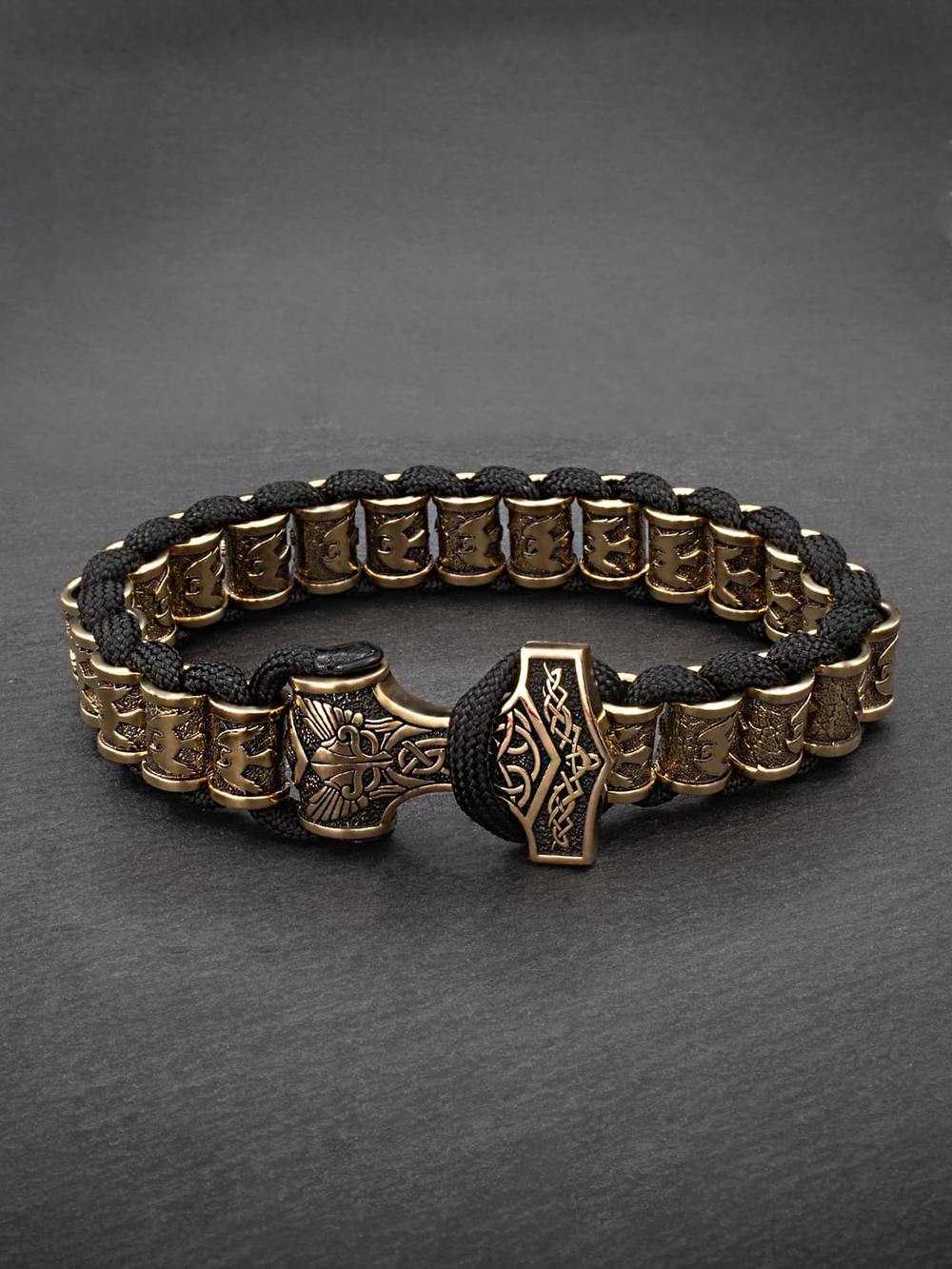 Картинка скандинавский браслет на черном фоне.