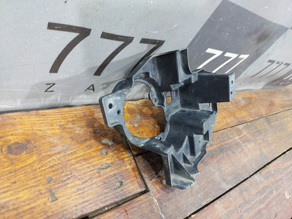 Кронштейн ПТФ правый Mazda CX-5 2 (KF) 17-нв Б/У Оригинал KB8B51684