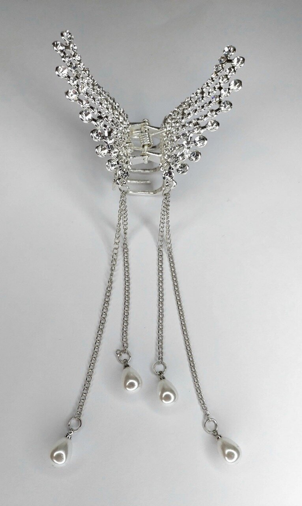 Заколка Краб. Бабочка  со стразами и жемчужными (имитация) подвесками. Цвет Серебро.