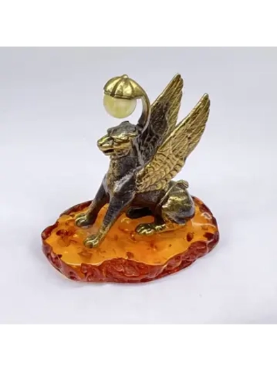 Бронзовая статуэтка на янтаре