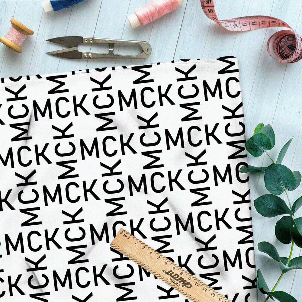 Ткань блэкаут узор из чёрных букв на бежевом фоне