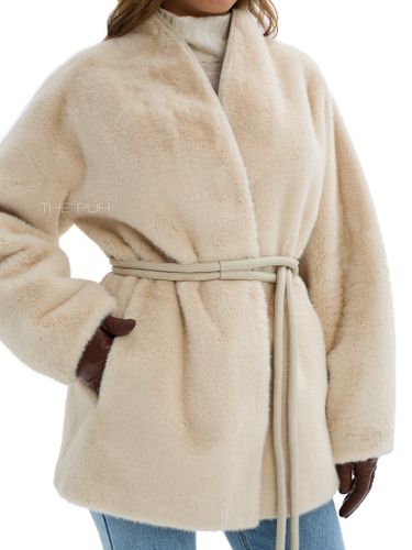 Бежевая шуба из эко-меха с поясом