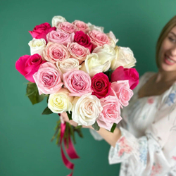 букет из 25 эквадорских роз пионовидные и классические купить онлайн в москве