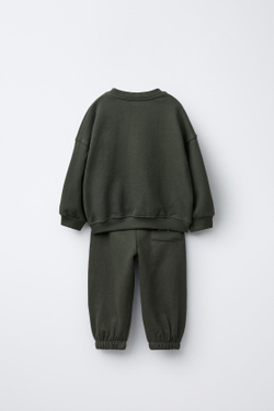 ZARA КОМПЛЕКТ ИЗ ТОЛСТОВКИ И БРЮК-ДЖОГГЕРОВ С ВЫШИТОЙ НАДПИСЬЮ, ЗЕЛЕНЫЙ