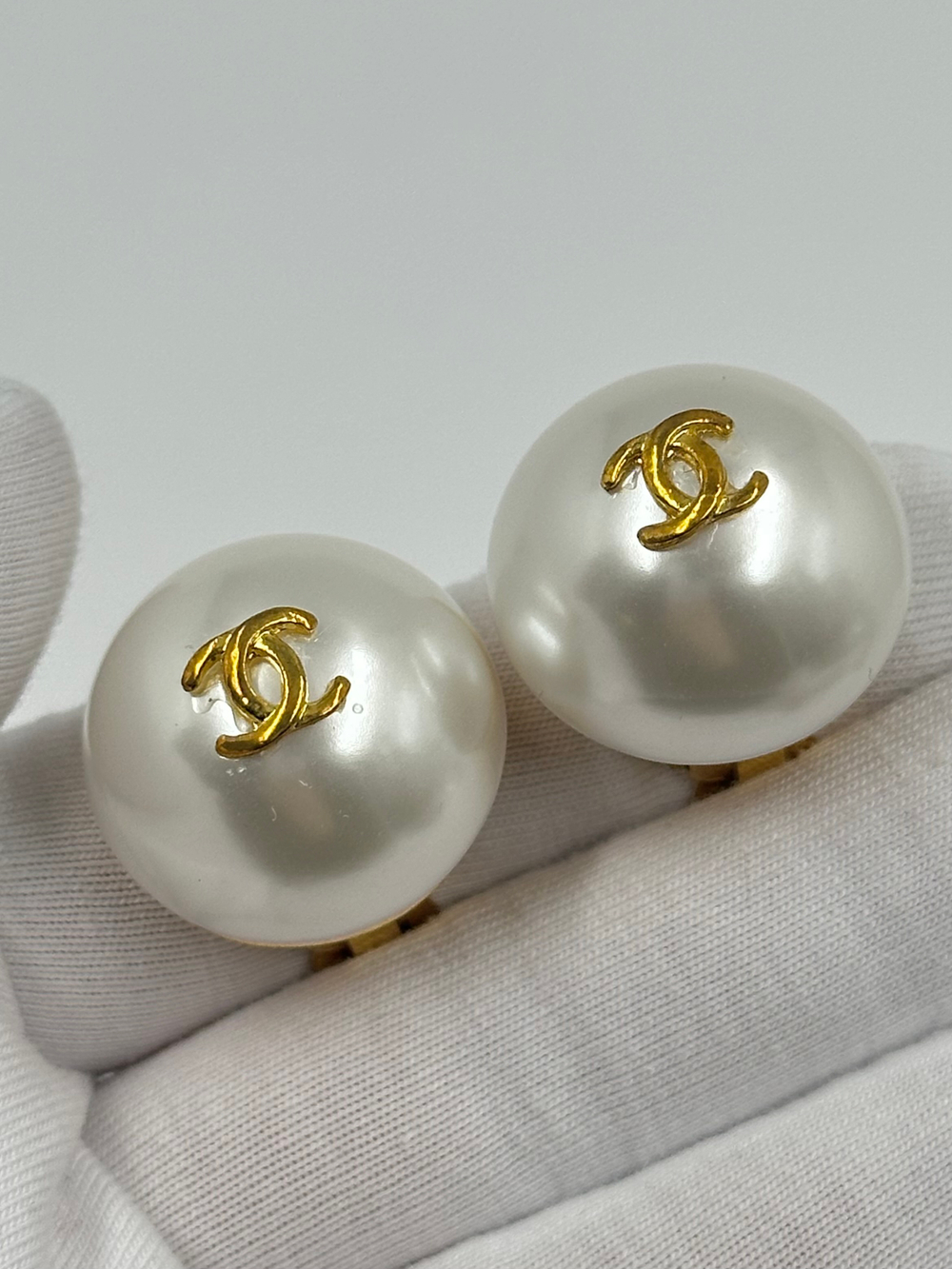 «Жемчужные» клипсы Chanel с лого