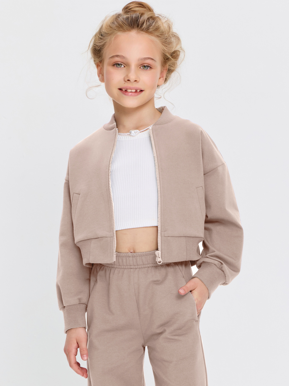 Укороченный бомбер из футера на молнии