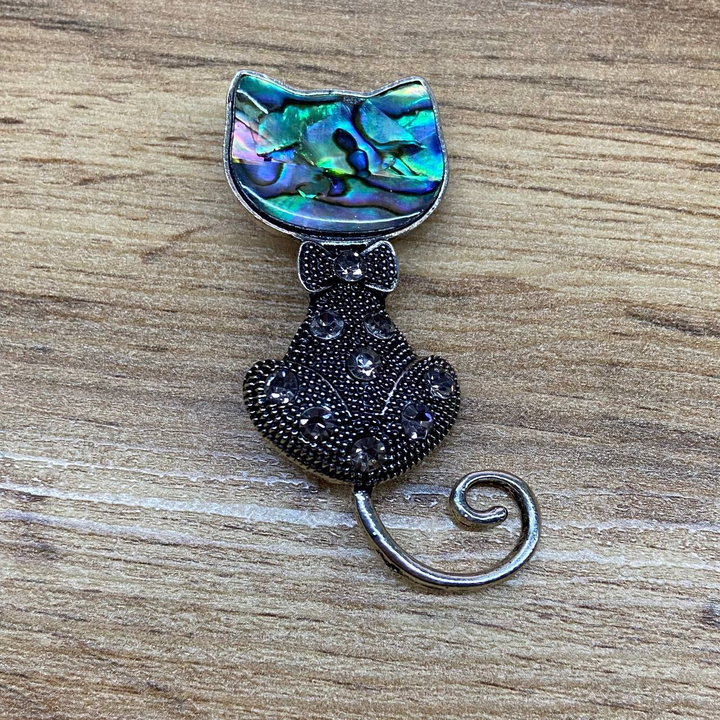 Брошь Кошечка повернутая спинкой гелиотис стразы металл серебристый