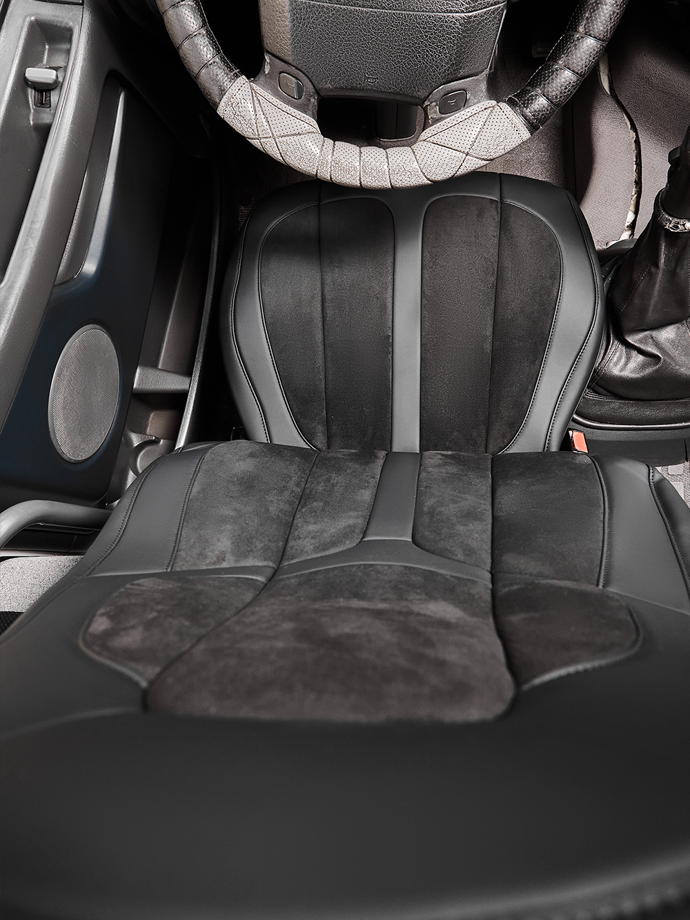 Чехлы Люкс VOLVO FH-13 после 2018 года: водитель от сиденья, пассажир от стойки кабины (один вырез под ремень) (экокожа, черный, черная вставка)