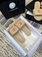 Женские шлепанцы Chanel бежевого цвета мягкие