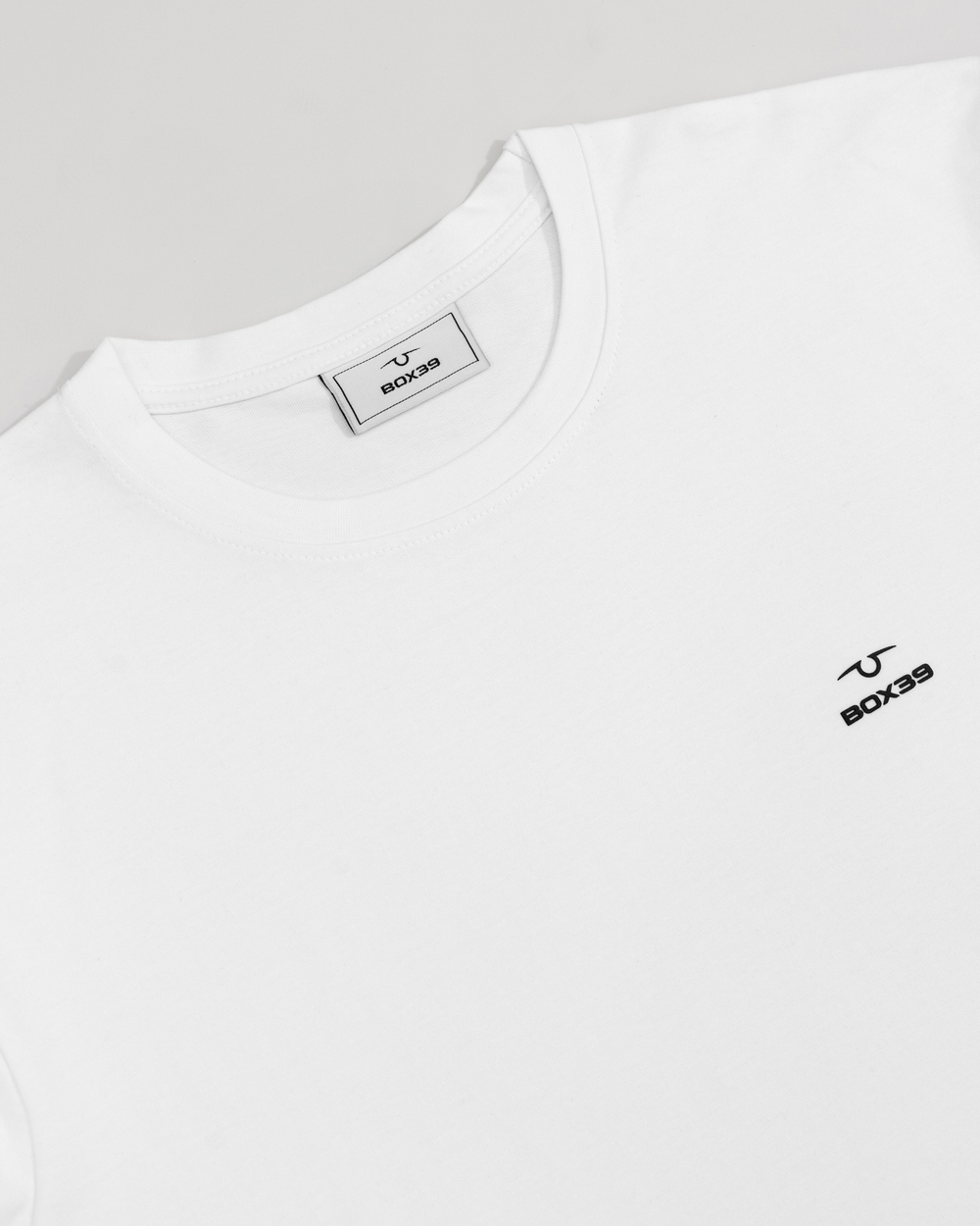 Футболка белая с лого на груди XL