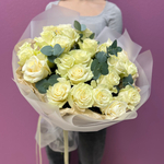 Букет из белых роз с эвкалиптом #26