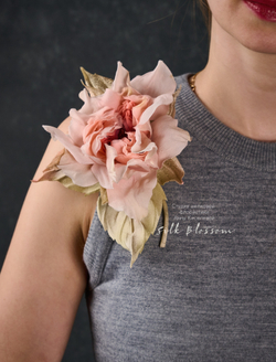 Брошь из шелка Роза Colette