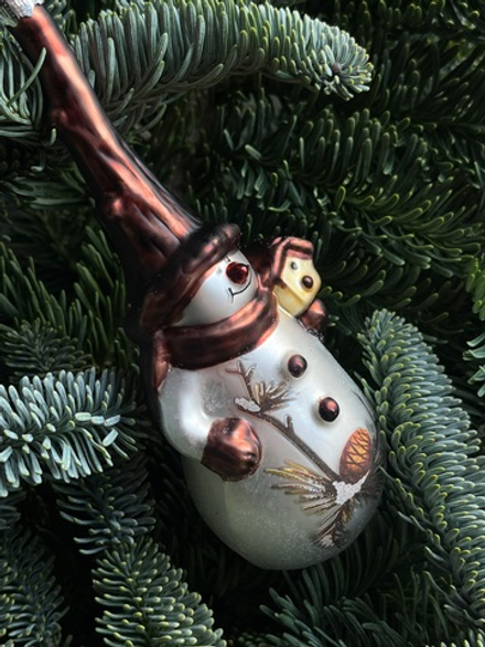 Новогодняя игрушка Снеговик лесничий с скворечником стекло