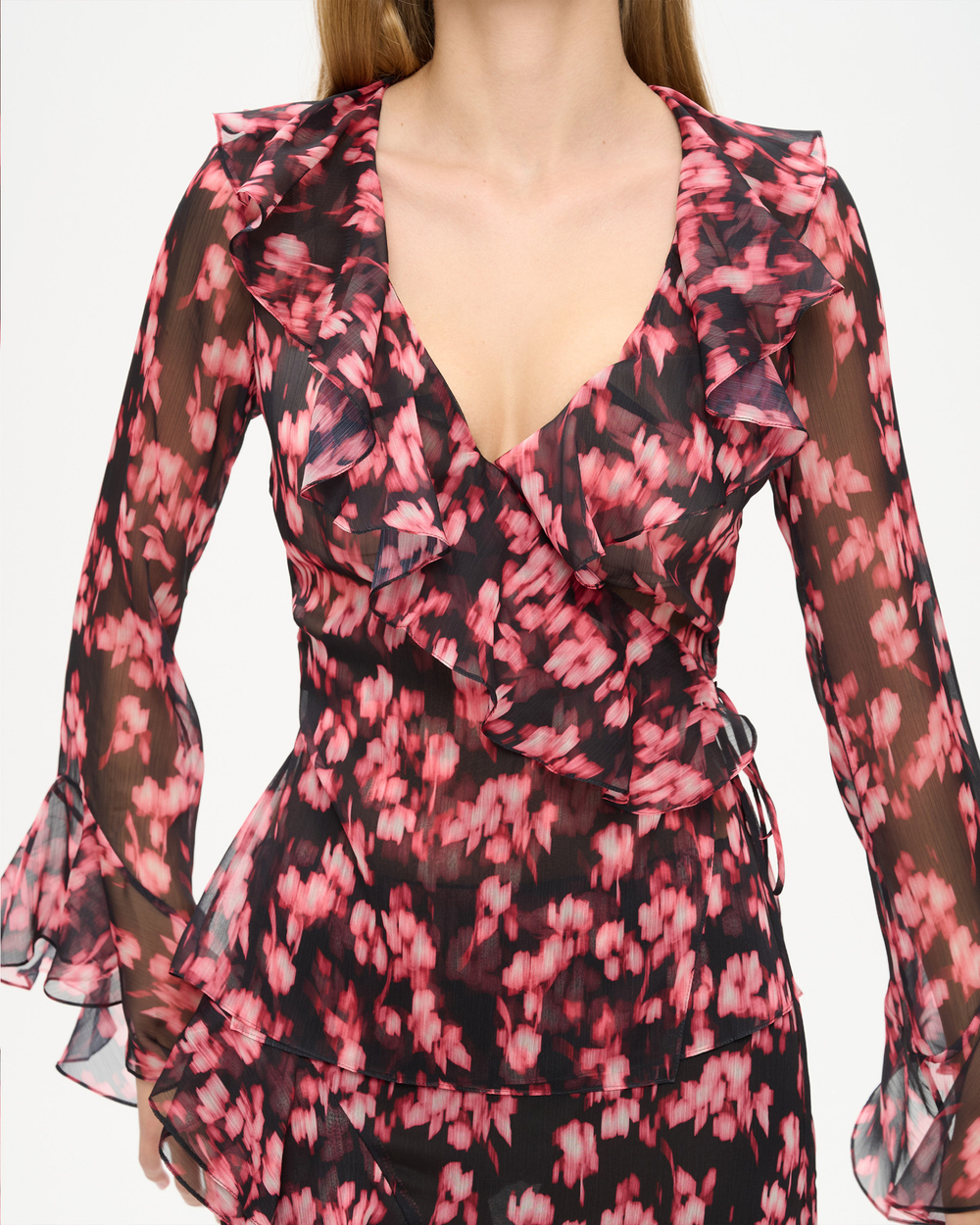 Блуза из принтованного шифона с воланами и завязками