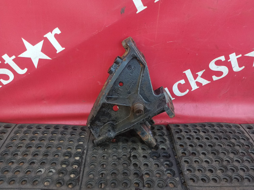 Кронштейн бампера левый