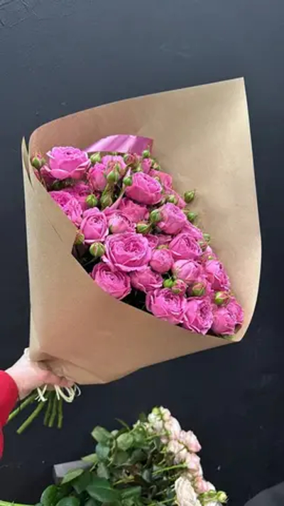 Букет из кустовой пионовидной розы