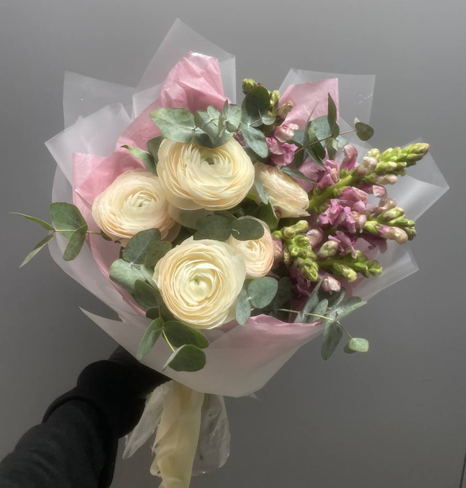 Букет из ранункулюсов и антирринума с эвкалиптом