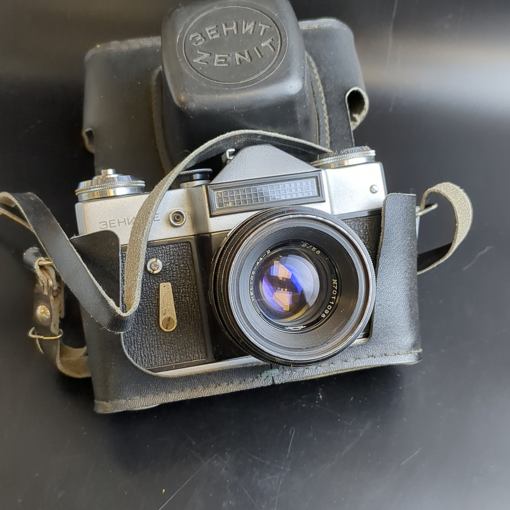 №7 Фотоаппарат "Зенит-Е" с объективом "Гелиос 44 - 2", металл, стекло, кожа, пластик, Красногорский механический завод (КМЗ), СССР, 1977 г.