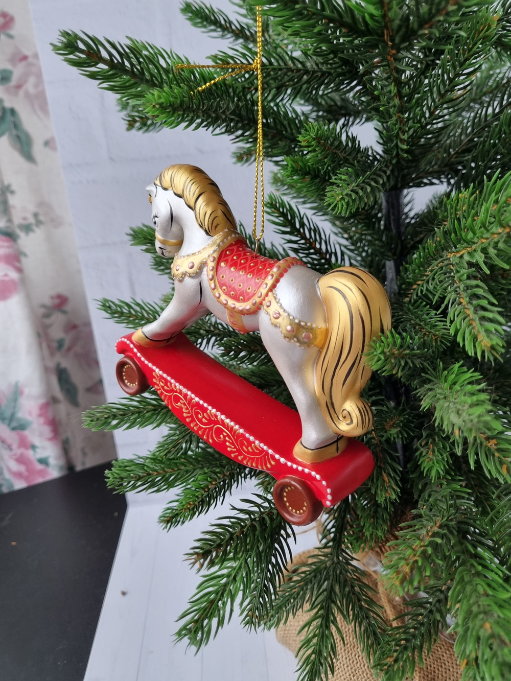Лошадка Каталка ёлочная игиушка из фарфора