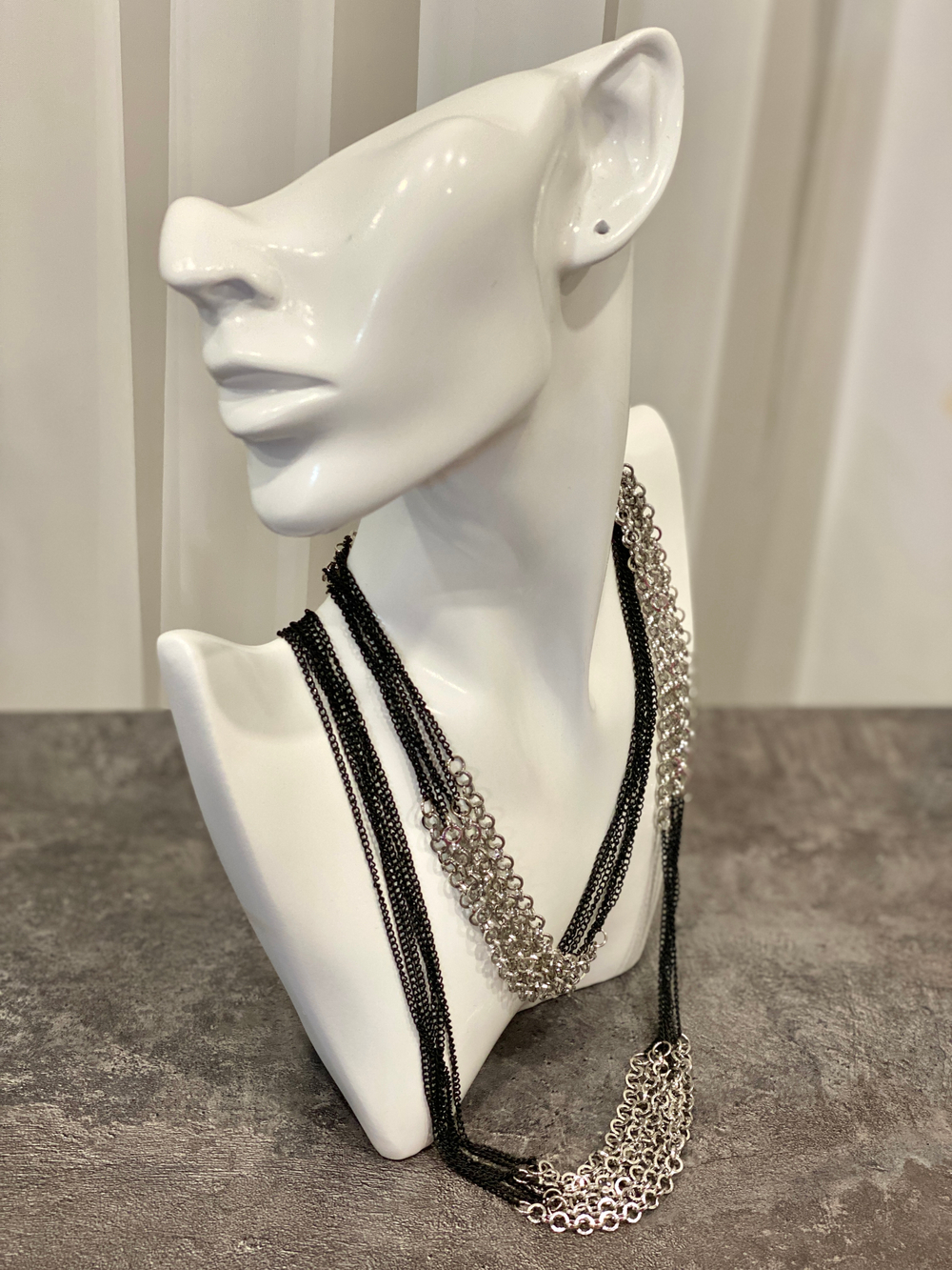 Колье длинные черные и серебряные цепи