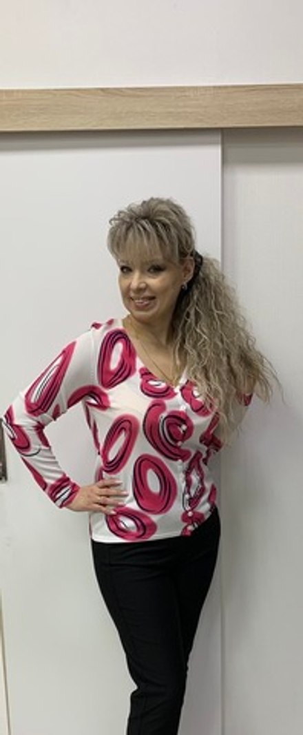 Нарядный блузон с цветными принтами