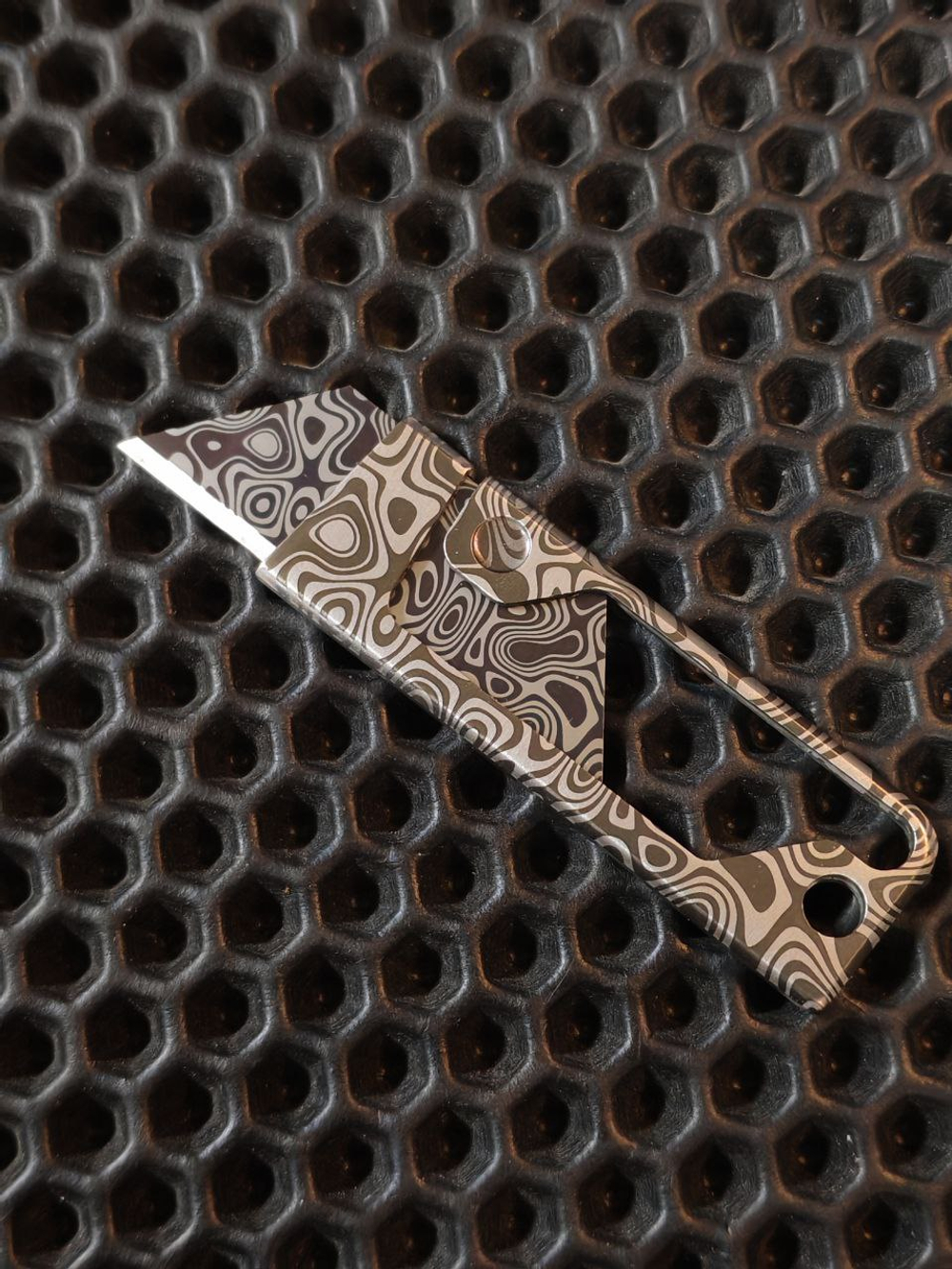 Нож для сменных трапециевидных лезвий. Дамаск