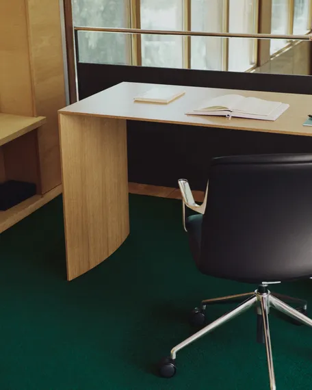 Письменный стол из дубового шпона Litto, 140 x 60 см