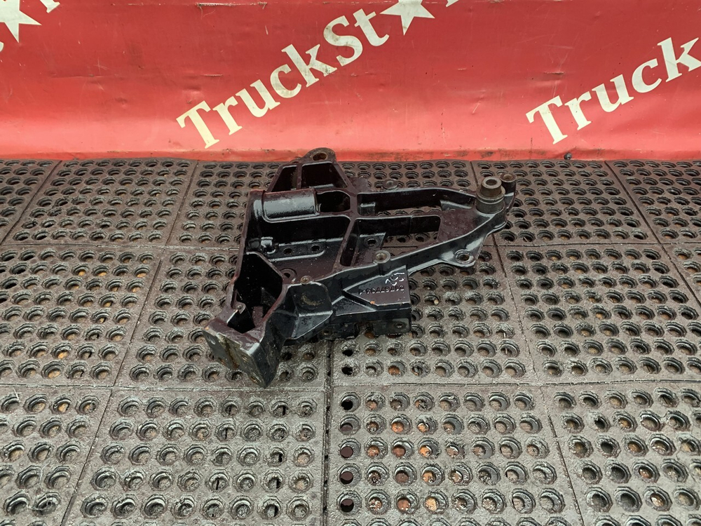 Кронштейн буксировочный правый 2017г