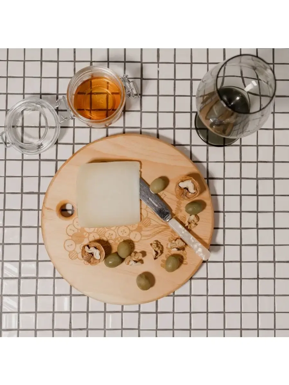 Деревянная менажница круглая с гравировкой из кедра