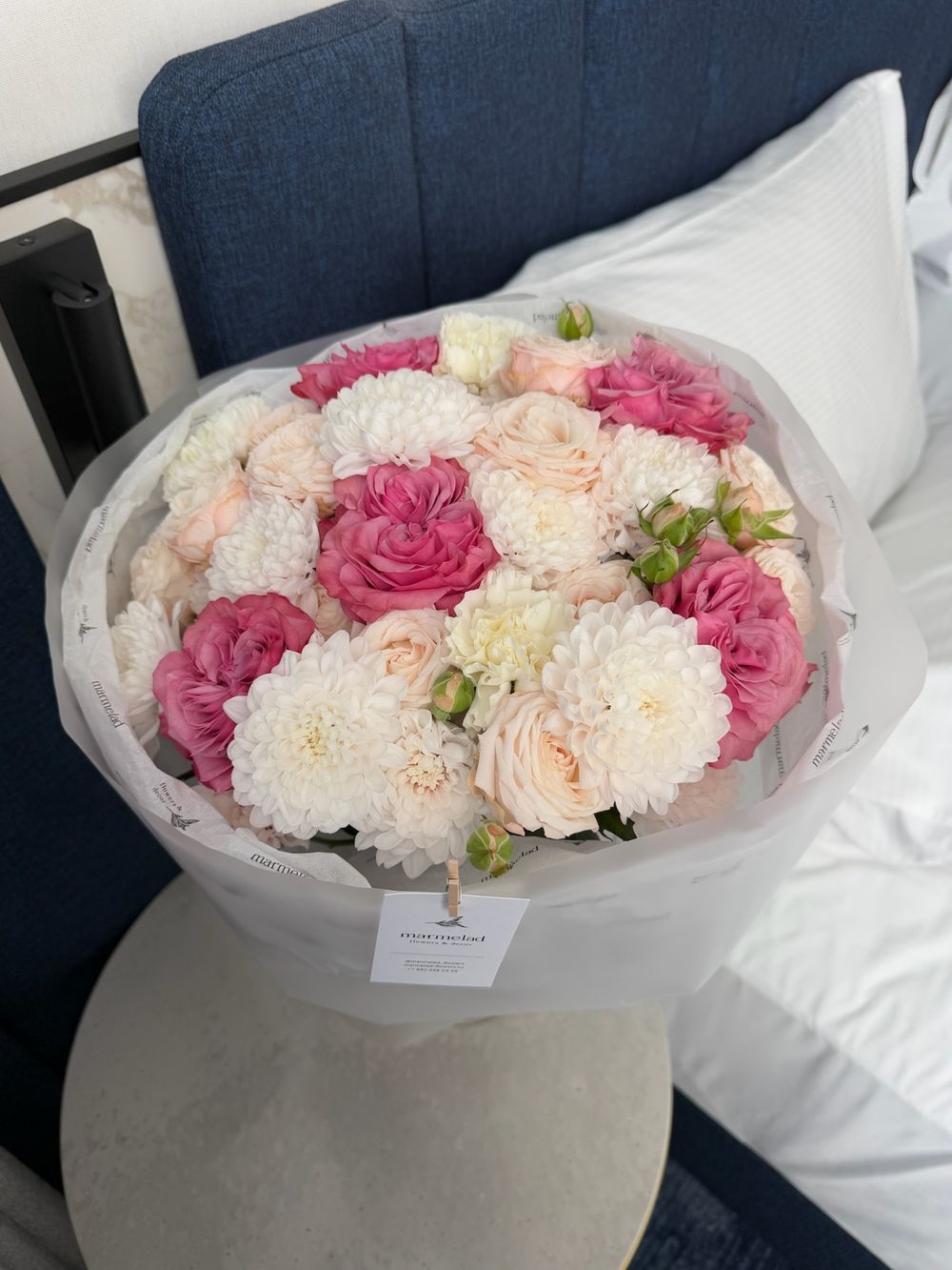 Букет из кустовых пионовидных роз, хризантемы, диантусов и одноголовых роз