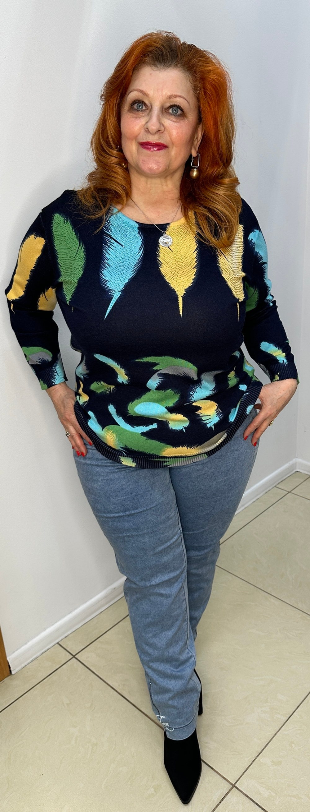 Джемпер с изображением цветных перьев