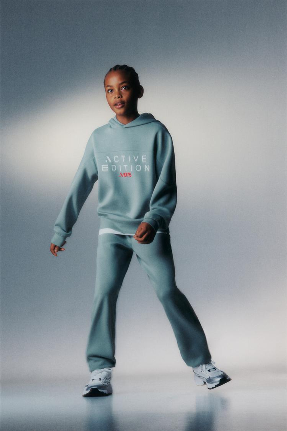 ZARA СПОРТИВНОЕ ХУДИ С КАПЮШОНОМ, СЕРО-СИНИЙ