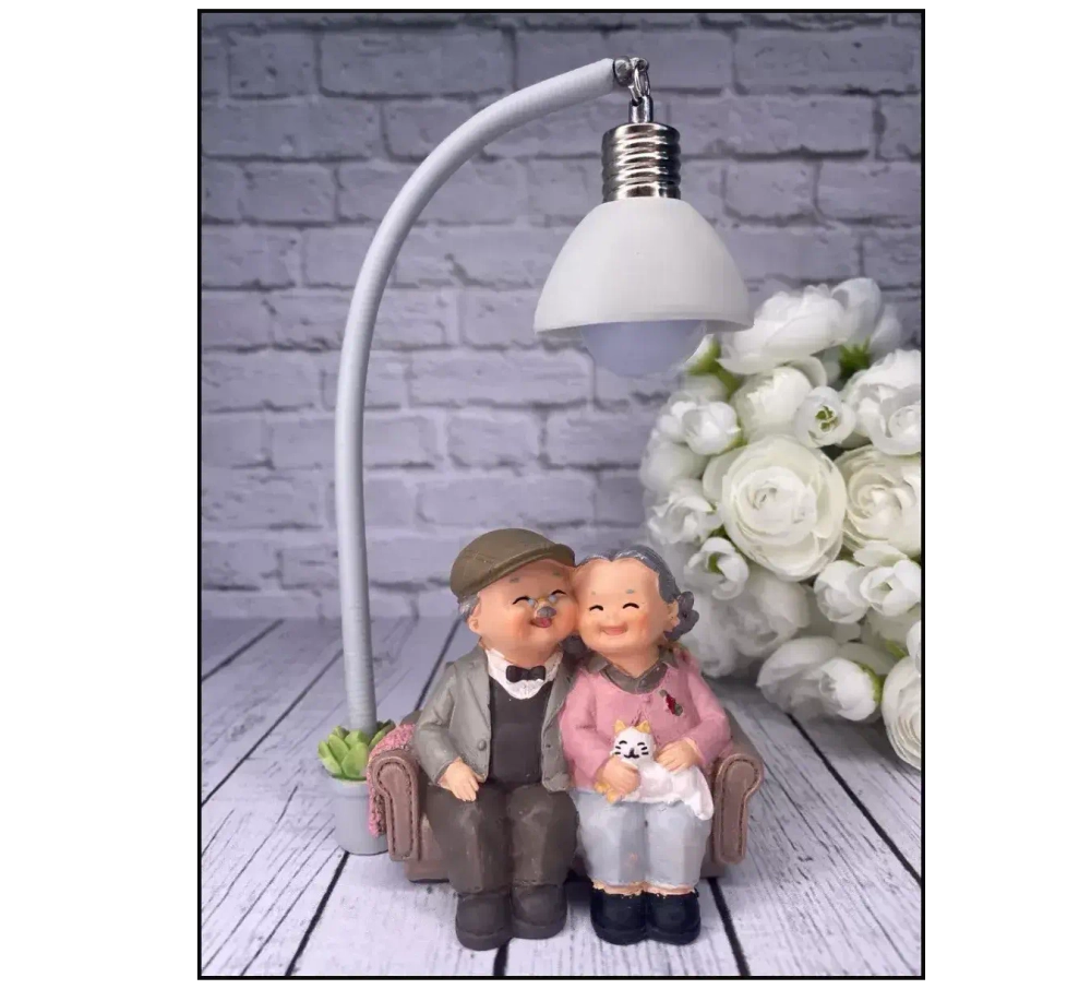 Статуэтка «Бабушка и дедушка с котиком с фонарем»